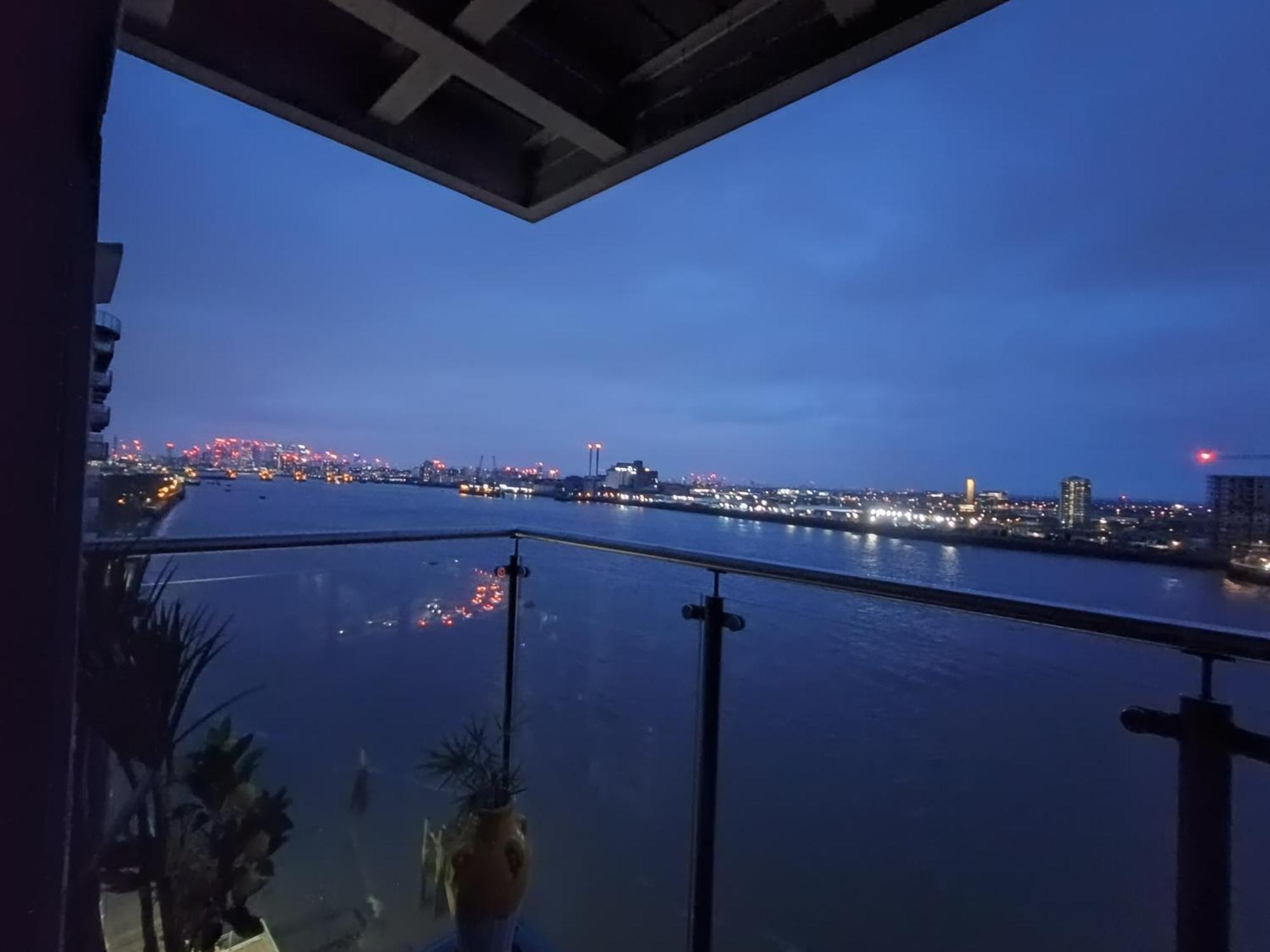 Snuggle Inn - Riverside Apartments - Views Over Looking London River Thames, Close To O2 Arena, London Excel, London City Airport, Thames Clipper- River Boat Service, Woolwich Ferry, Onsite Parking, Twin Room Option Available Exterior foto